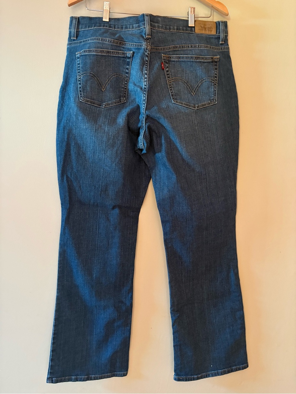 Levi's 550 relaxed bootcut Jeans Medium Wash women’s Size 16 (34-35 Waist)